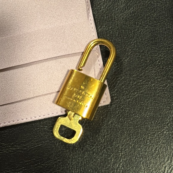 Louis Vuitton Lock & Key 311 - Picture 2 of 4